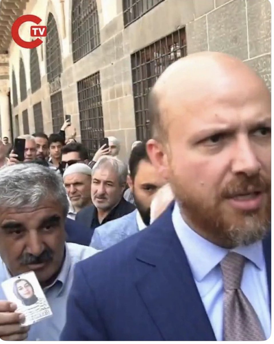 leriskra's tweet photo. Bir baba, evladının katillerini bulabilmek için adaleti mahkemelerde değil, güç sahiplerinin geçtiği kalabalıklarda arıyor. Bilal Erdoğan ise acılı babaya ve elindeki evlat fotoğrafına sırtını dönüp gidiyor…

Adaletin mülkün temeli olmaktan çıkarılıp iktidar sahiplerinin iki dudağı arasına bırakıldığı bir düzenin bundan daha ağır bir fotoğrafı olamaz.. Yazıklar olsun !! 
@RojineAdalett @nizametinkabais #RojinKabaişİçinAdalet