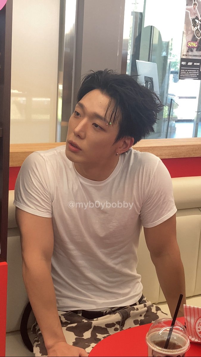 myb0ybobby's tweet photo. 260915 ALL DAY WITH iKON CAFE

팬걸들 얘기 들어주는 얼굴이 너무잘생기심…

#iKON_11th_Anniversary_CAFE 
#11YearsWithiKON 
#BOBBY #바비 #バビ https://t.co/OQFPjPIkPP