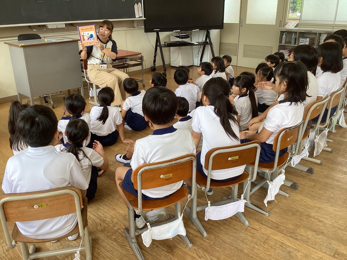 k_oshimi_e's tweet photo. 9.9お話配達（朝読書）
今日の「朝読書」の時間は、クラスの担任ではない先生の読み聞かせを聴きました！いつもと違う先生が読み聞かせをしてくれるということで、子どもたちにとっては新鮮で楽しい時間になったことだと思っています。 https://t.co/RsJqQOKsI8