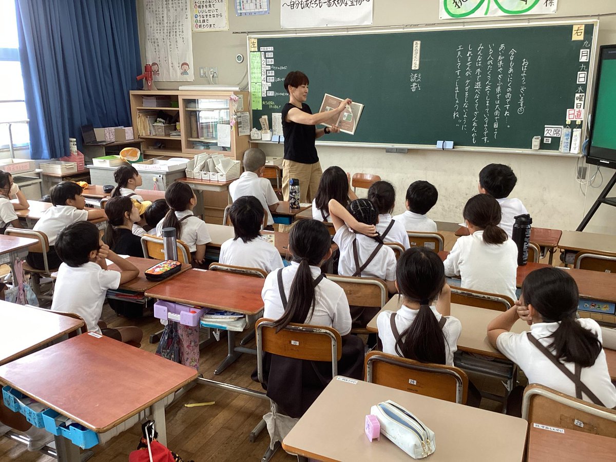 k_oshimi_e's tweet photo. 9.9お話配達（朝読書）
今日の「朝読書」の時間は、クラスの担任ではない先生の読み聞かせを聴きました！いつもと違う先生が読み聞かせをしてくれるということで、子どもたちにとっては新鮮で楽しい時間になったことだと思っています。 https://t.co/RsJqQOKsI8