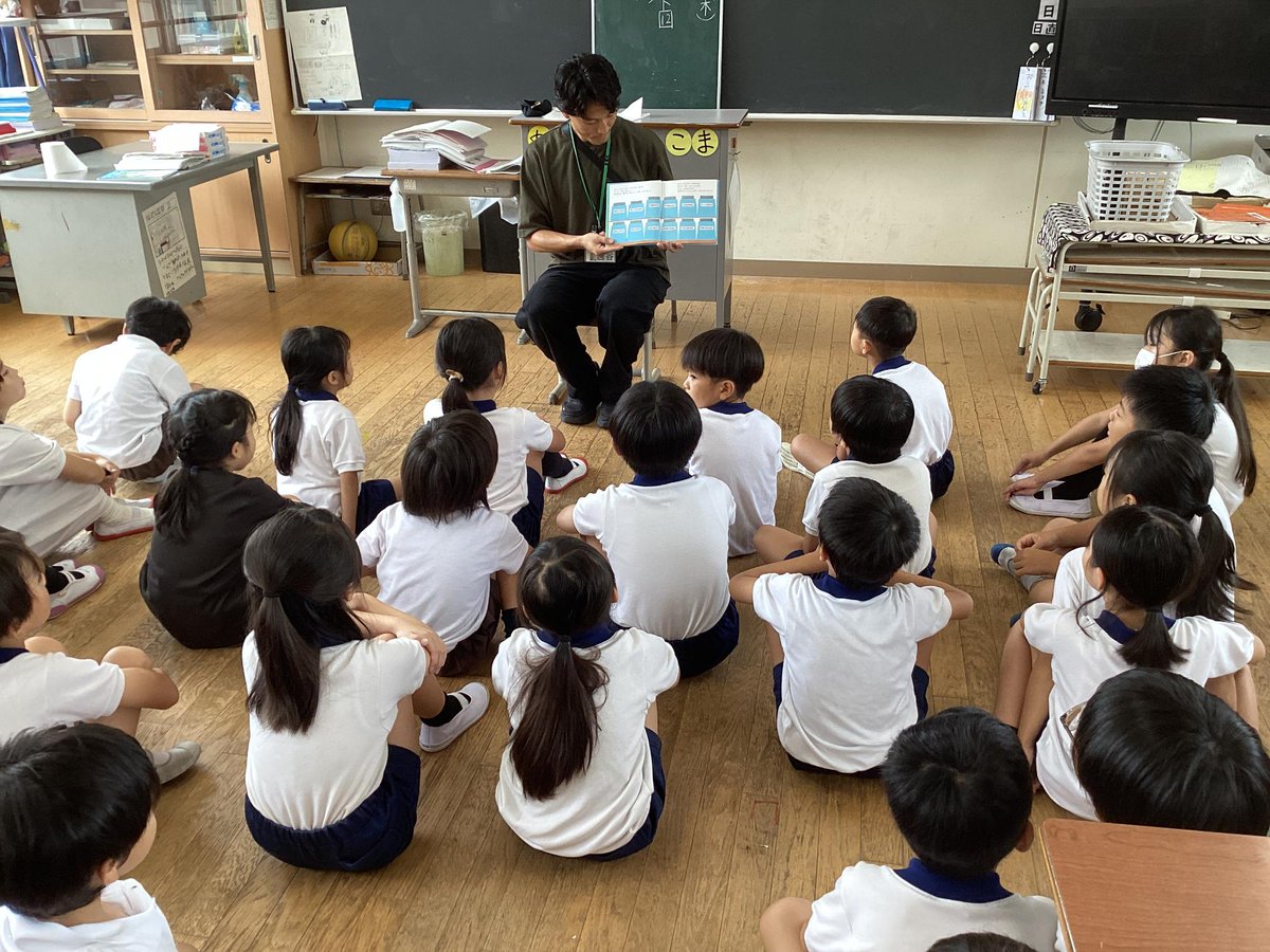 k_oshimi_e's tweet photo. 9.9お話配達（朝読書）
今日の「朝読書」の時間は、クラスの担任ではない先生の読み聞かせを聴きました！いつもと違う先生が読み聞かせをしてくれるということで、子どもたちにとっては新鮮で楽しい時間になったことだと思っています。 https://t.co/RsJqQOKsI8