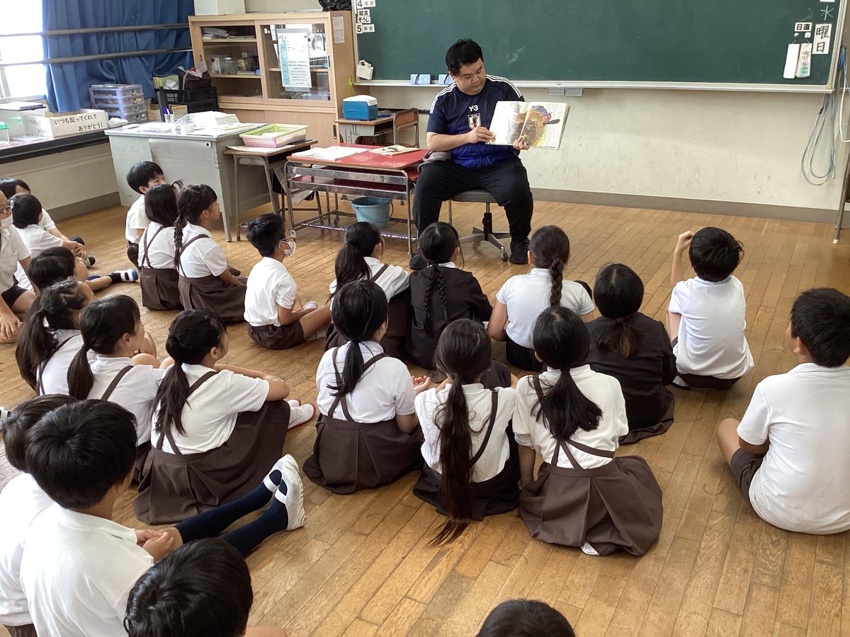 k_oshimi_e's tweet photo. 9.9お話配達（朝読書）
今日の「朝読書」の時間は、クラスの担任ではない先生の読み聞かせを聴きました！いつもと違う先生が読み聞かせをしてくれるということで、子どもたちにとっては新鮮で楽しい時間になったことだと思っています。 https://t.co/RsJqQOKsI8