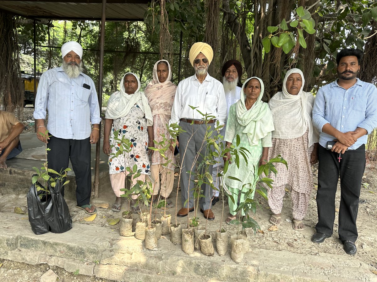 DrLSRandhawa's tweet photo. ਅਟਾਰੀ ਹਲਕੇ ਦੇ ਪਿੰਡ ਭਗਤੂਪੁਰਾ ਵਿਖੇ ਦਿ ਹੋਪ ਸੁਸਾਇਟੀ ਵੱਲੋਂ ਸਰਕਾਰੀ ਐਲੀਮੈਂਟਰੀ ਸਕੂਲ ਭਗਤੂਪੁਰਾ ਵਿੱਚ ਫਲਦਾਰ ਬੂਟੇ ਲਗਾਏ ਗਏ। ਇਸ ਮੌਕੇ ਸਕੂਲ ਦੇ ਸਟਾਫ਼, ਪਿੰਡ ਦੇ ਸਰਪੰਚ, ਪੰਚਾਂ ਅਤੇ ਹੋਰ ਮੋਹਤਬਰ ਸੱਜਣਾਂ ਵੱਲੋਂ ਇਸ ਉਪਰਾਲੇ ਵਿੱਚ ਸਹਿਯੋਗ ਦਿੱਤਾ ਗਿਆ।
#HalkaAttari #drlakhbirsinghrandhawa #Congress https://t.co/DABG5bz22l