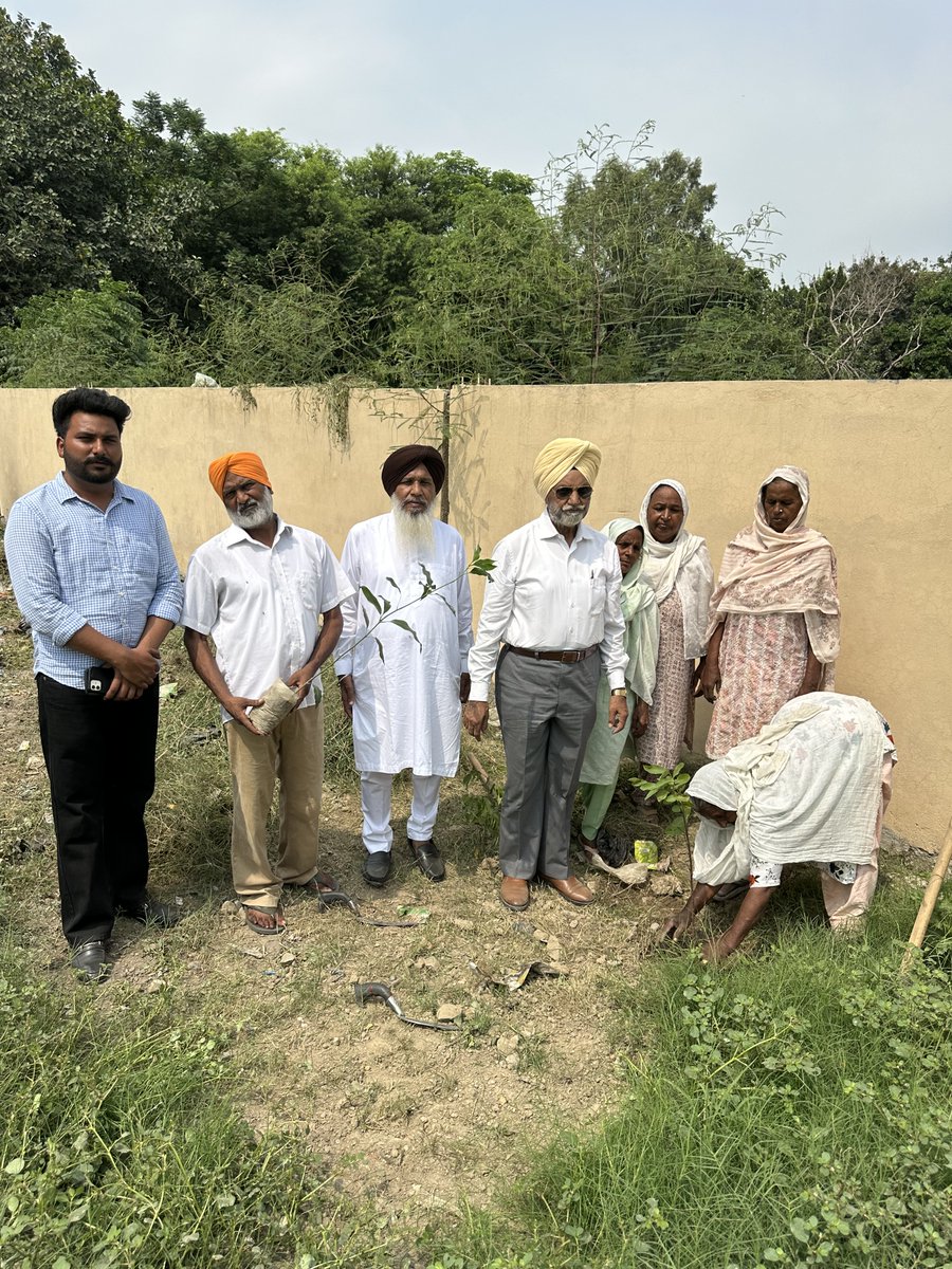 DrLSRandhawa's tweet photo. ਅਟਾਰੀ ਹਲਕੇ ਦੇ ਪਿੰਡ ਭਗਤੂਪੁਰਾ ਵਿਖੇ ਦਿ ਹੋਪ ਸੁਸਾਇਟੀ ਵੱਲੋਂ ਸਰਕਾਰੀ ਐਲੀਮੈਂਟਰੀ ਸਕੂਲ ਭਗਤੂਪੁਰਾ ਵਿੱਚ ਫਲਦਾਰ ਬੂਟੇ ਲਗਾਏ ਗਏ। ਇਸ ਮੌਕੇ ਸਕੂਲ ਦੇ ਸਟਾਫ਼, ਪਿੰਡ ਦੇ ਸਰਪੰਚ, ਪੰਚਾਂ ਅਤੇ ਹੋਰ ਮੋਹਤਬਰ ਸੱਜਣਾਂ ਵੱਲੋਂ ਇਸ ਉਪਰਾਲੇ ਵਿੱਚ ਸਹਿਯੋਗ ਦਿੱਤਾ ਗਿਆ।
#HalkaAttari #drlakhbirsinghrandhawa #Congress https://t.co/DABG5bz22l