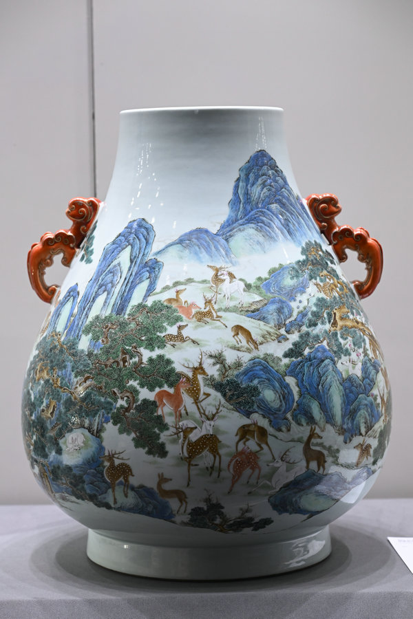 Chinacultureorg's tweet photo. #Porcelain brings Ming Dynasty (1368-1644) elegance to auction https://t.co/88ugoepjwt https://t.co/4xymryUd7R