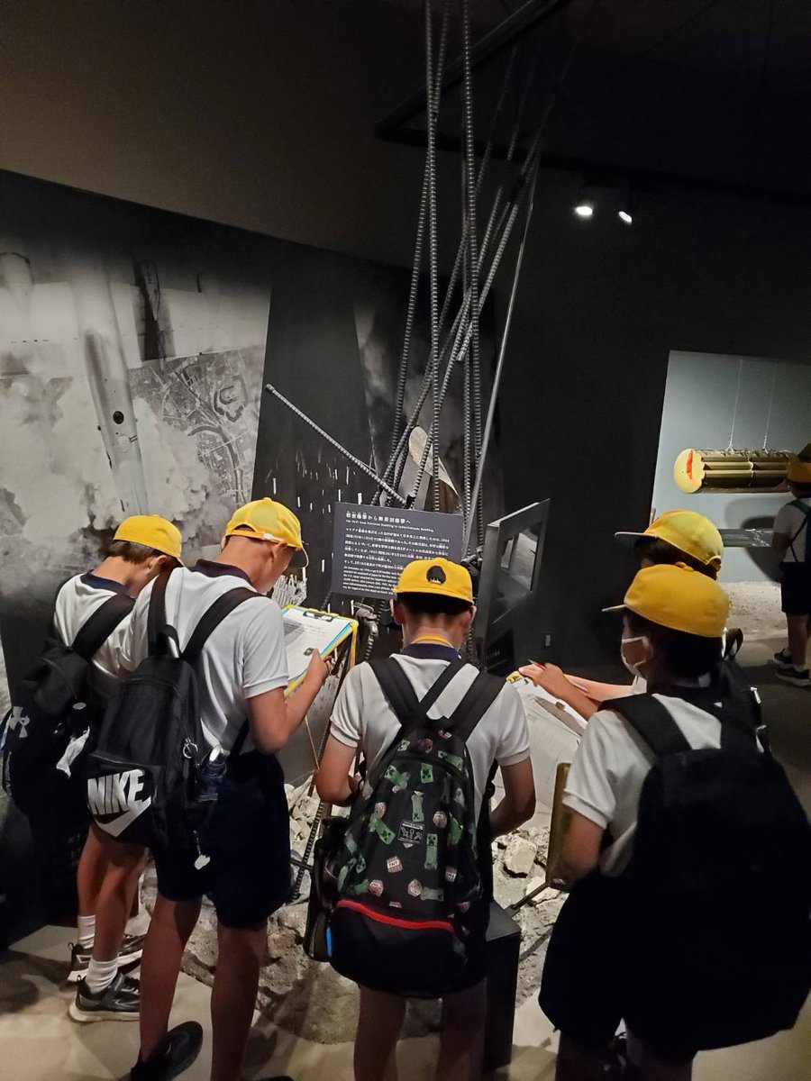 k_oshimi_e's tweet photo. 9.11ピース大阪（6年 社会見学）
6年生の子どもたちは、戦時中の人々の暮らしや空襲の様子を知り「平和」について考えることを目的として、ピースおおさか（国際平和センター）へ社会見学へ出かけました。大阪城周辺の戦争遺跡めぐりも行います。雨の中、忍海駅から電車で大阪へ行きました。 https://t.co/z1nkaKXYzS