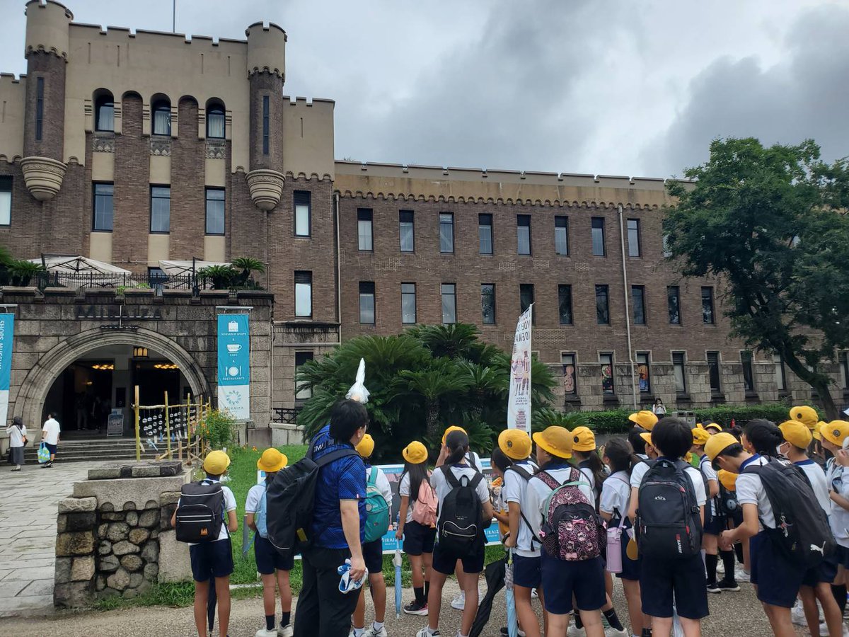 k_oshimi_e's tweet photo. 9.11ピース大阪（6年 社会見学）
6年生の子どもたちは、戦時中の人々の暮らしや空襲の様子を知り「平和」について考えることを目的として、ピースおおさか（国際平和センター）へ社会見学へ出かけました。大阪城周辺の戦争遺跡めぐりも行います。雨の中、忍海駅から電車で大阪へ行きました。 https://t.co/z1nkaKXYzS