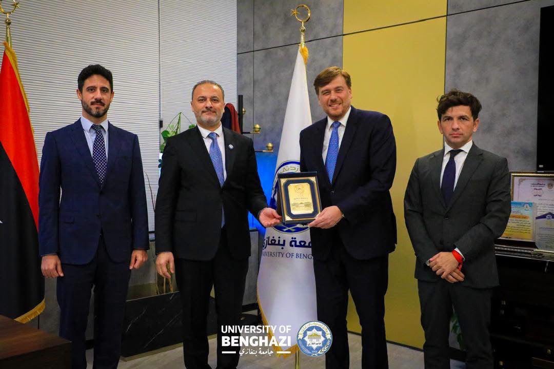 EmbEspLibia's tweet photo. El Embajador visitó ayer la Universidad de Bengasi, recientemente reinaugurada 👏👏, reuniéndose con su rector, Dr. Ezzeldin Younes Al-Darsi, con quien trató sobre el fortalecimiento de la cooperación académica y cultural, incluyendo el ámbito de la enseñanza del español.

🇪🇦📚🇱🇾 https://t.co/UHpRvCtXiC