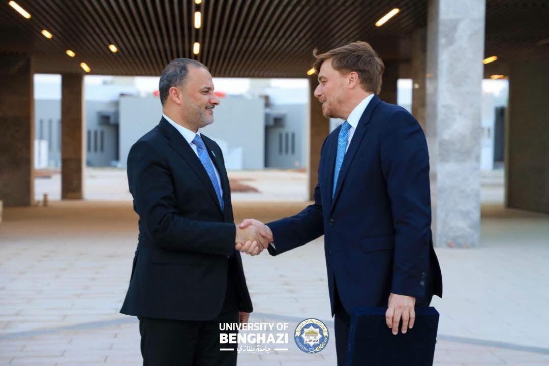 EmbEspLibia's tweet photo. El Embajador visitó ayer la Universidad de Bengasi, recientemente reinaugurada 👏👏, reuniéndose con su rector, Dr. Ezzeldin Younes Al-Darsi, con quien trató sobre el fortalecimiento de la cooperación académica y cultural, incluyendo el ámbito de la enseñanza del español.

🇪🇦📚🇱🇾 https://t.co/UHpRvCtXiC