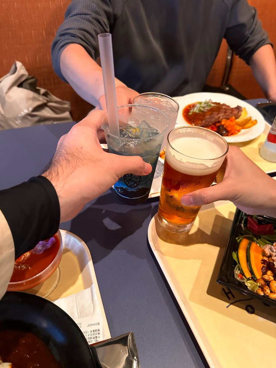 spacecalico0's tweet photo. シーの25周年キメてきた💪🏻💪🏻💪🏻
ビールしばいてるのがワイ https://t.co/Y5WqpgcxjY