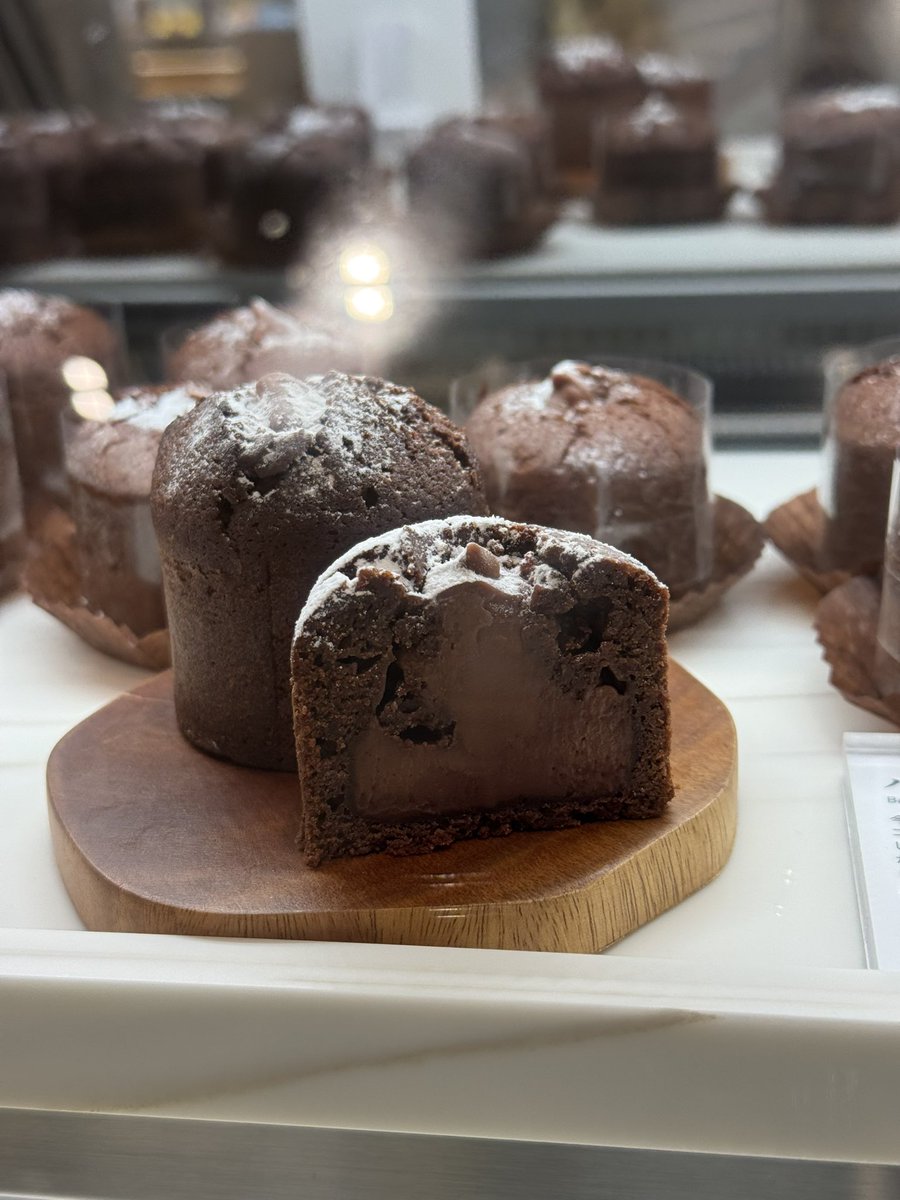 chocokuncom's tweet photo. 9月16日（水）に東京駅・グランスタ東京に、ロンポワンの新店舗「Chocolaterie &amp; Pâtisserie ROND-POINT souvenir」がオープン。これまで催事で販売されてきた人気商品「バベル」が、店舗限定商品として登場します。 https://t.co/7n14JTotJw