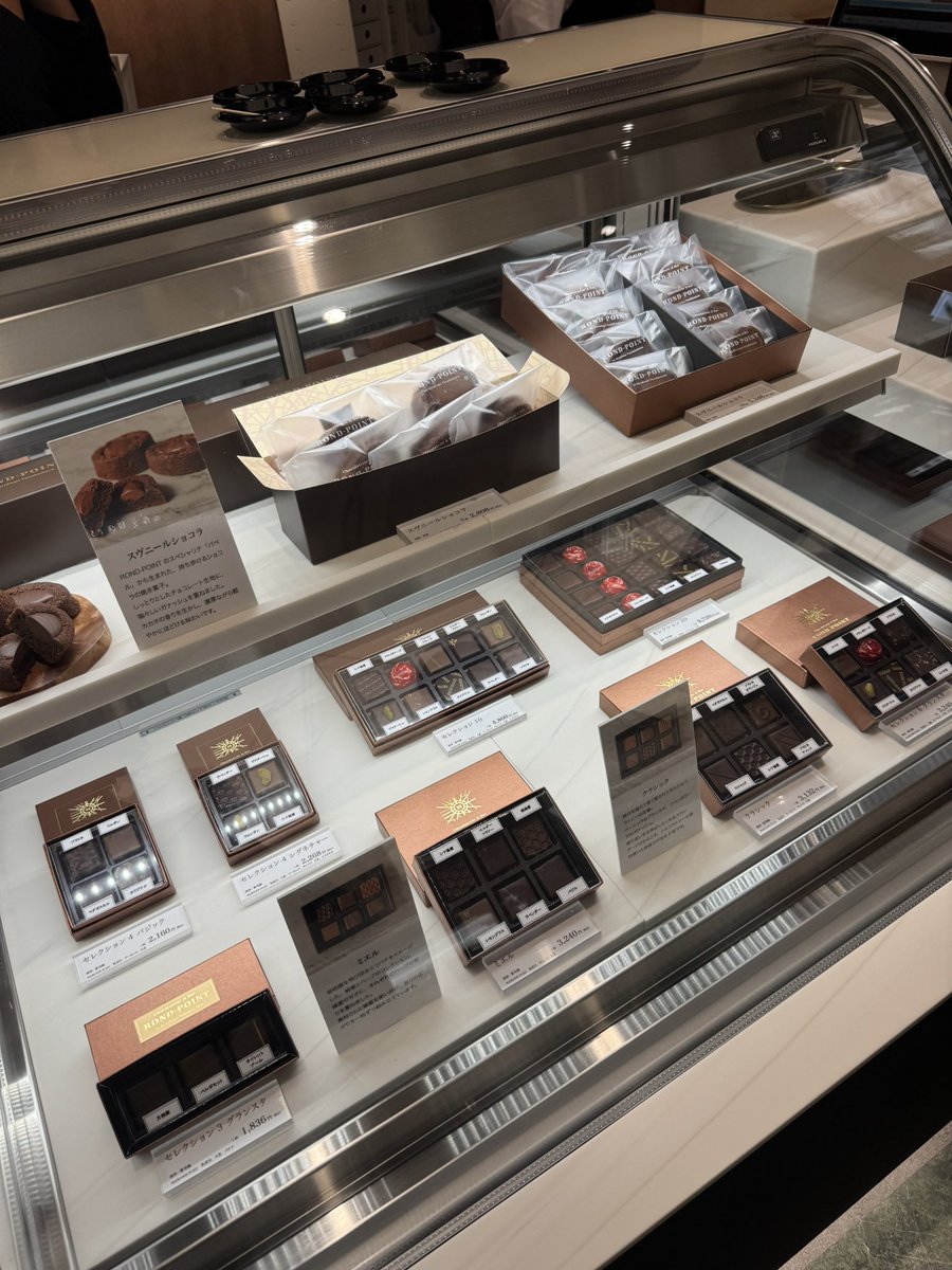 chocokuncom's tweet photo. 9月16日（水）に東京駅・グランスタ東京に、ロンポワンの新店舗「Chocolaterie &amp; Pâtisserie ROND-POINT souvenir」がオープン。これまで催事で販売されてきた人気商品「バベル」が、店舗限定商品として登場します。 https://t.co/7n14JTotJw