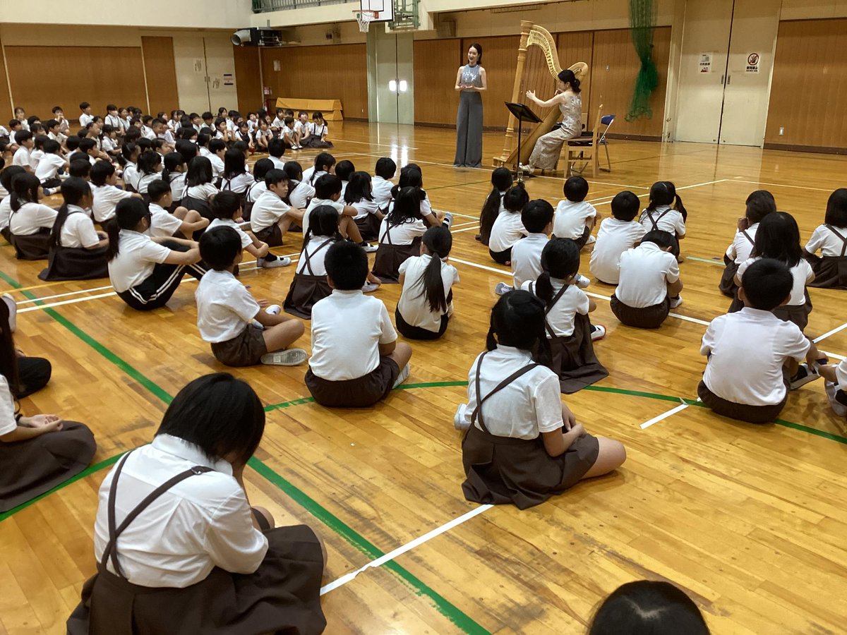 k_oshimi_e's tweet photo. 9.14芸術鑑賞会（グランドハープ演奏＆ソプラノ歌手）
ソプラノ歌手の林祐子さんとハープ演奏の糸川可能純さんにお越しいただき芸術鑑賞会を行いました！デイズニーメドレーなどを聞かせていただき貴重な機会となりました。
代表児童は、ハープの演奏体験もさせていただきました。 https://t.co/d8inb5JBt9