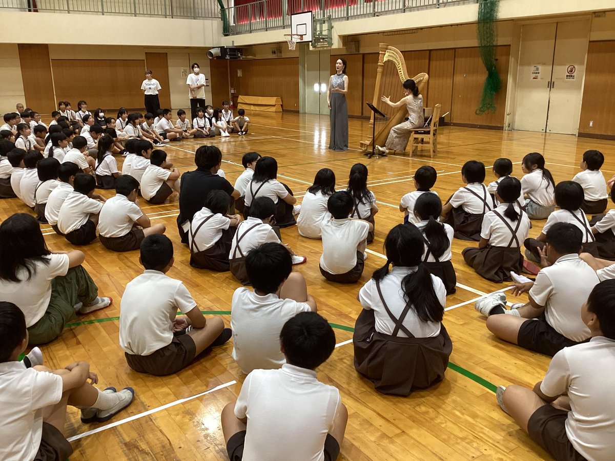 k_oshimi_e's tweet photo. 9.14芸術鑑賞会（グランドハープ演奏＆ソプラノ歌手）
ソプラノ歌手の林祐子さんとハープ演奏の糸川可能純さんにお越しいただき芸術鑑賞会を行いました！デイズニーメドレーなどを聞かせていただき貴重な機会となりました。
代表児童は、ハープの演奏体験もさせていただきました。 https://t.co/d8inb5JBt9