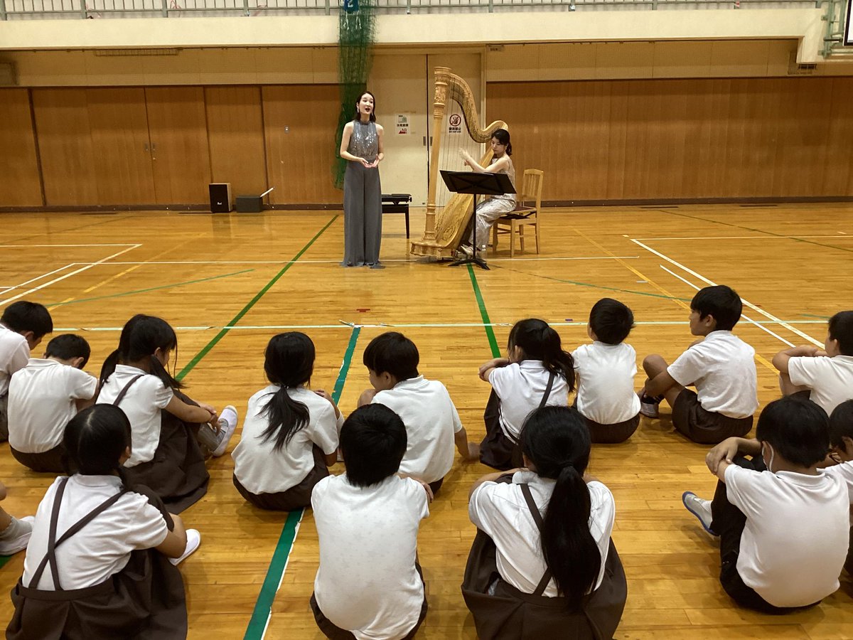 k_oshimi_e's tweet photo. 9.14芸術鑑賞会（グランドハープ演奏＆ソプラノ歌手）
ソプラノ歌手の林祐子さんとハープ演奏の糸川可能純さんにお越しいただき芸術鑑賞会を行いました！デイズニーメドレーなどを聞かせていただき貴重な機会となりました。
代表児童は、ハープの演奏体験もさせていただきました。 https://t.co/d8inb5JBt9
