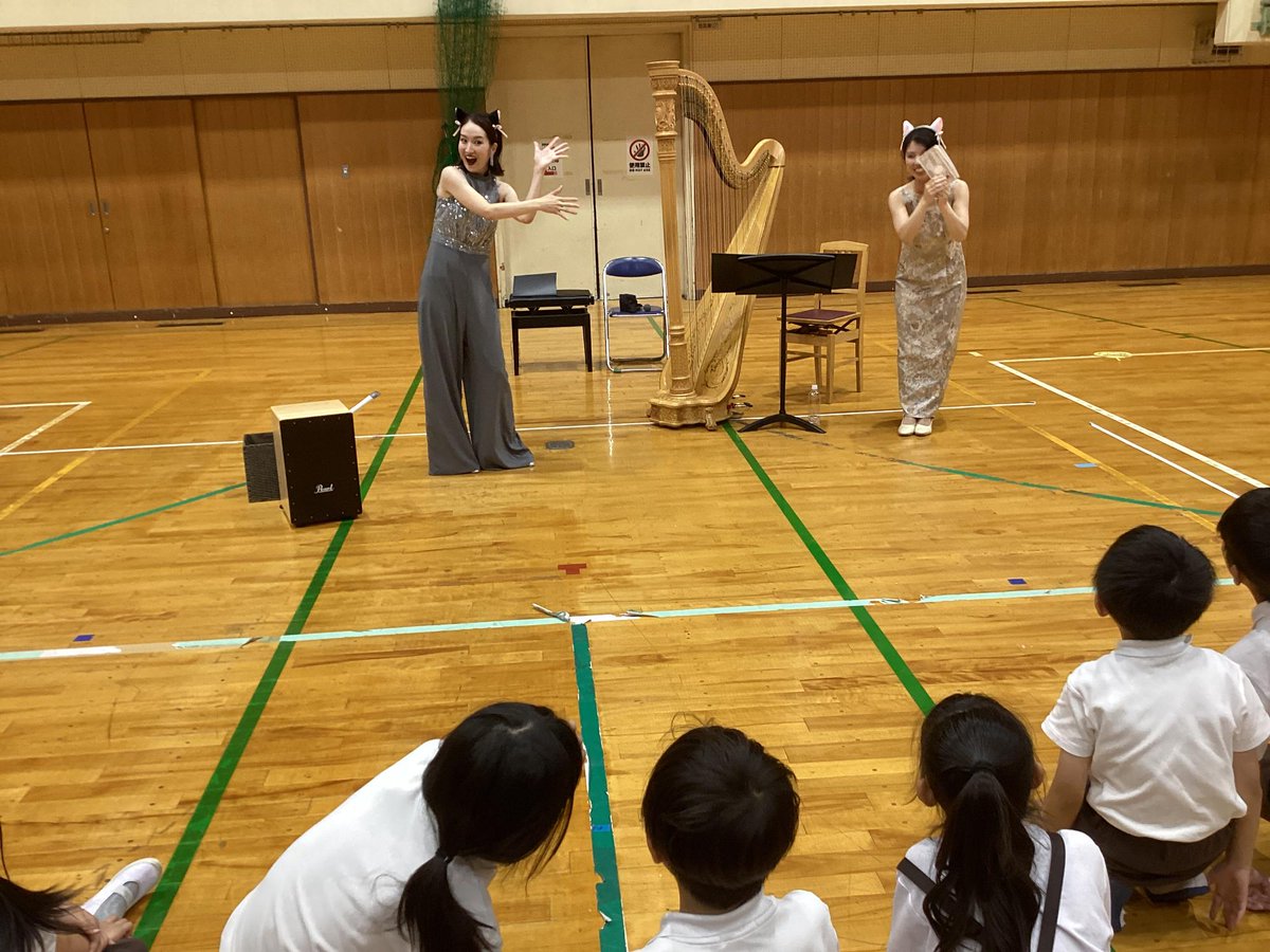 k_oshimi_e's tweet photo. 9.14芸術鑑賞会（グランドハープ演奏＆ソプラノ歌手）
ソプラノ歌手の林祐子さんとハープ演奏の糸川可能純さんにお越しいただき芸術鑑賞会を行いました！デイズニーメドレーなどを聞かせていただき貴重な機会となりました。
代表児童は、ハープの演奏体験もさせていただきました。 https://t.co/d8inb5JBt9