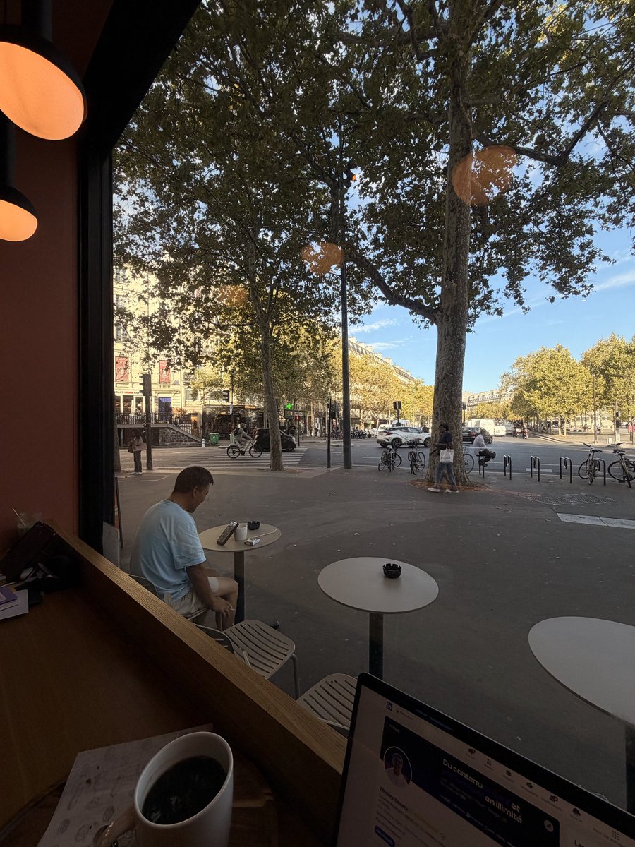 WesleyFOCUS's tweet photo. sitting in a Starbucks in Paris right now doing this

Starbucks isn't selling coffee

it's renting desks and pricing it like a beverage https://t.co/aWUpM2wHqU