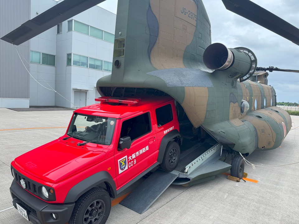 Osaka_Fire_Dept's tweet photo. 【陸上自衛隊の大型ヘリ（CH-47JA）と合同訓練】

先日、鳥取県の陸自美保分屯地で関係機関と大型ヘリ「CH-47JA」による車両輸送合同訓練を実施🚁

 　訓練は令和8年11月7・8日に大阪で開催される『緊急消防援助隊近畿ブロック合同訓練』でも実施
 今後も災害に安全・迅速に対応できる体制を推進します https://t.co/qwpPpstaRW