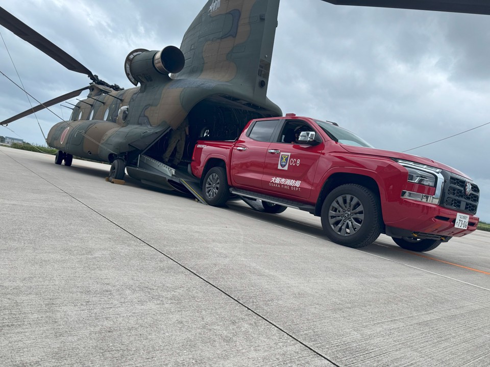 Osaka_Fire_Dept's tweet photo. 【陸上自衛隊の大型ヘリ（CH-47JA）と合同訓練】

先日、鳥取県の陸自美保分屯地で関係機関と大型ヘリ「CH-47JA」による車両輸送合同訓練を実施🚁

 　訓練は令和8年11月7・8日に大阪で開催される『緊急消防援助隊近畿ブロック合同訓練』でも実施
 今後も災害に安全・迅速に対応できる体制を推進します https://t.co/qwpPpstaRW