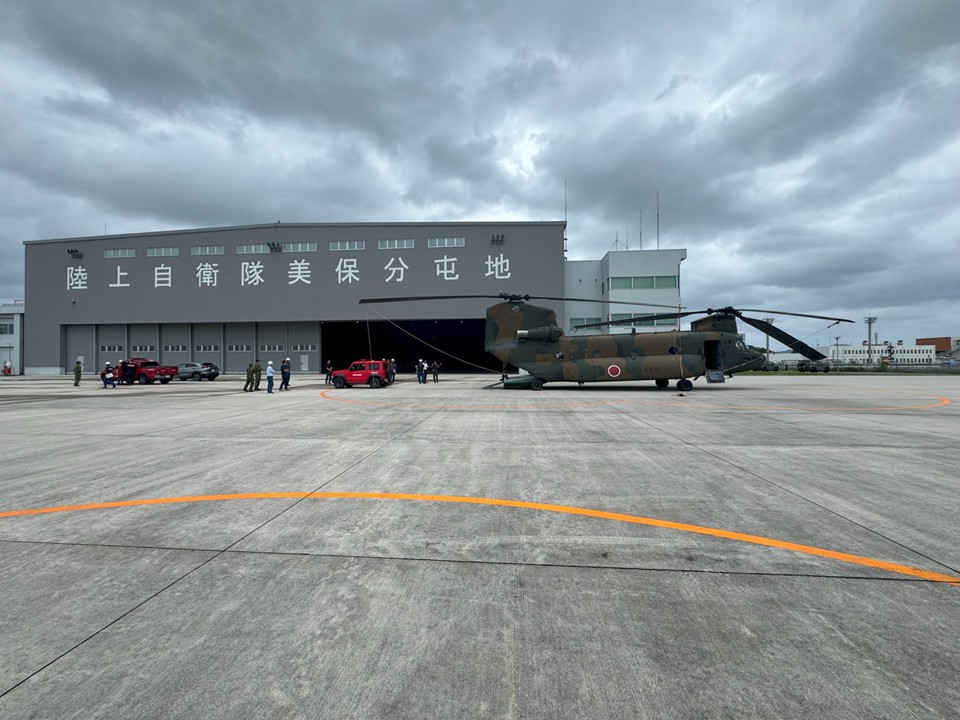 Osaka_Fire_Dept's tweet photo. 【陸上自衛隊の大型ヘリ（CH-47JA）と合同訓練】

先日、鳥取県の陸自美保分屯地で関係機関と大型ヘリ「CH-47JA」による車両輸送合同訓練を実施🚁

 　訓練は令和8年11月7・8日に大阪で開催される『緊急消防援助隊近畿ブロック合同訓練』でも実施
 今後も災害に安全・迅速に対応できる体制を推進します https://t.co/qwpPpstaRW
