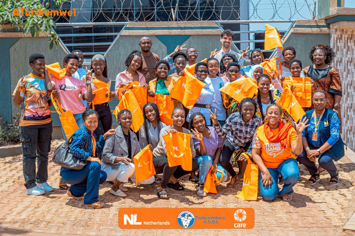 NLinBurundi's tweet photo. Lors d’une visite de terrain à Ngozi, une équipe de l’ambassade a eu l’occasion de rencontrer la lauréate du prix Tulipe et de découvrir la mise en œuvre du projet « Dukenyereragateka », qui cible les jeunes femmes et les forme au leadership féminin 🤵🏾‍♀️🎙️ https://t.co/GQgadVL2Hn
