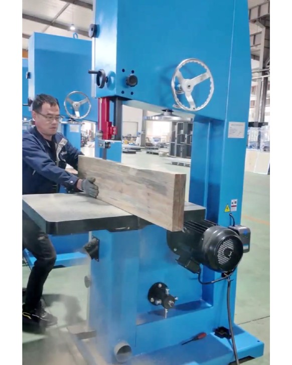 qdzhongding's tweet photo. 📟Multi cuts: straight, curve &amp; 45°, stable table, safe independent control #WoodworkingTool https://t.co/3uftMv8ftO