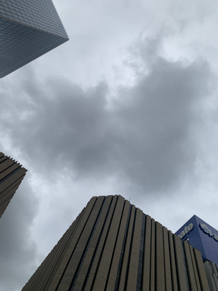 SLC50040444's tweet photo. 豊島区の天気は曇り時々小雨🌂

#企業公式つぶやき部 #イマソラ #企業公式相互フォロー 
#小雨 #雲 #池袋 https://t.co/RDI4YIjkM4