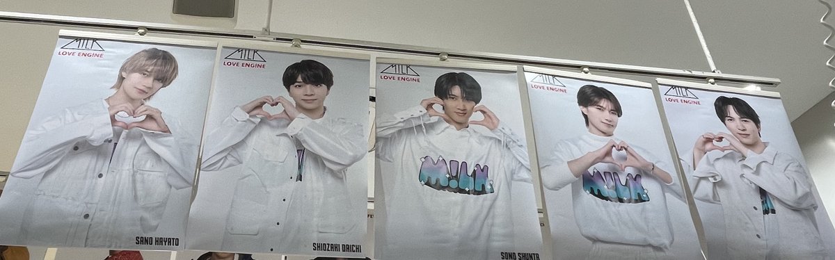 TOWER_Odaka's tweet photo. 【#MILK】 

「LOVE ENG!NE」
入荷いたしました🤍💙🩷💛❤️

🎁特典🎁
オリジナルステッカー(塩﨑太智デザイン絵柄)

💗「タワラブ！」ポスター掲出
💗パネル展示＆プレゼント抽選
💗ソロポスター
💗特別レシート発行

店内入口入ってすぐ
"どどどど－ん！"と大展開中です！

#MILK 
#ラブエンジン https://t.co/5Jhg788PGk