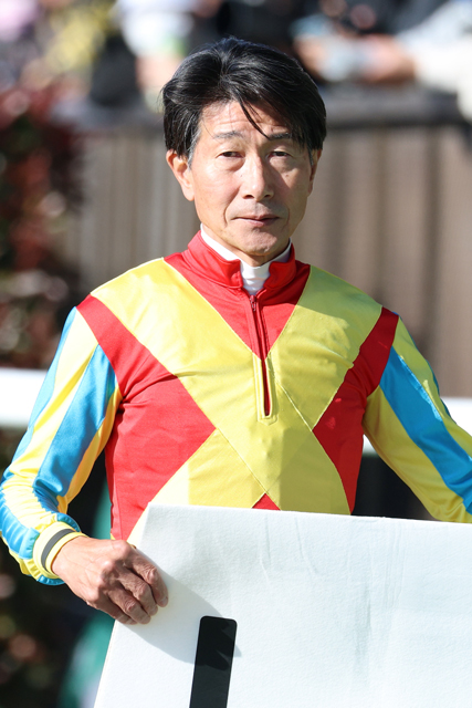 JRAVAN_info's tweet photo. 【柴田善臣騎手が引退】
JRAは9月15日、柴田善臣騎手が9月18日(金)付で騎手免許を取り消すことを発表しました。
柴田騎手は1985年にデビュー。2341回のJRA通算勝利数は現役3位。ヤマニンゼファーとの安田記念、天皇賞（秋）をはじめ、キングヘイローでの高松宮記念、ナカヤマフェスタでの宝塚記念などGI9勝、重賞96勝を挙げました。
なお、引退式は11月1日に東京競馬場で行われ、
引退後はJRAアドバイザーに就任する予定とのことです。