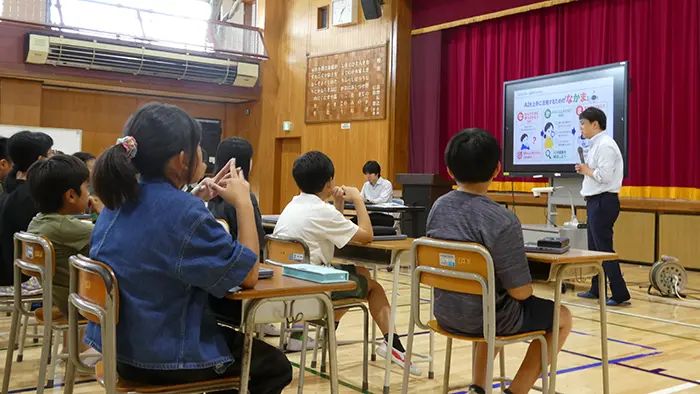 kyoiku_shimbun's tweet photo. 生成AIを「使える」だけでは足りない。どう向き合うかにも訓練が必要です。

LINEヤフー、ソフトバンク、静岡大学が、小学生向けに生成AIのリスクを学ぶ「AI情報訓練」を実施しました。

授業で使ったのは「な・か・ま」の原則。

・「な」んのために使うかな？
・「か」くにんしたかな？
・「ま」かせっぱなしでよいのかな？

児童はAIを使ったファクトチェックを体験しながら、誤情報や依存のリスク、自分で判断する大切さを学びました。

https://t.co/XaBX3Fmb9z

#教育新聞 #生成AI #AI教育 #情報教育 #情報リテラシー