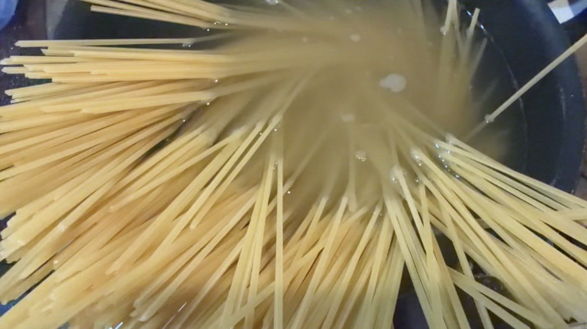 My_kwk_N's tweet photo. 何パスタを作るでしょうか

当ててみて https://t.co/e4P1hqyozG