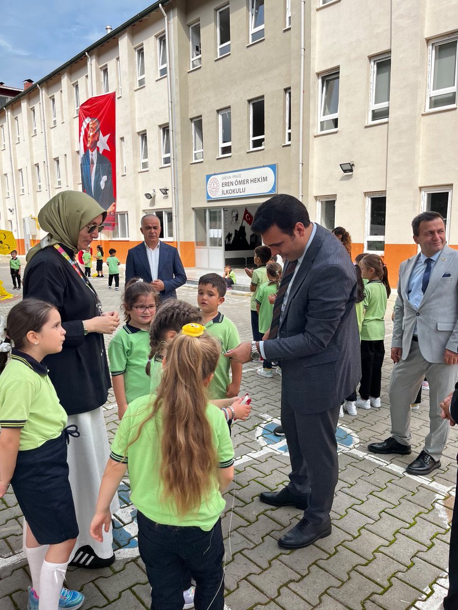 pirazizmem's tweet photo. Kaymakamımız Sayın Kadir KILIÇ, İlk Ders Gününde Öğrencileri Yalnız Bırakmadı

2026-2027 eğitim öğretim yılı, "Mayamız Birlik, İlk Dersimiz Kardeşlik" temasıyla ülke genelinde olduğu gibi ilçemizde de başladı. https://t.co/Yg0FW2t2nI