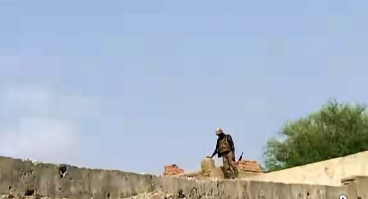 PTM_Peshawar_Ci's tweet photo. د شمالي وزیرستان د تحصیل میرعلي په زیرکي کلي کې له سهار راهیسې د پوځیانو لخوا عملیات روان دي. د عملیاتو له امله خلک په خپلو کورونو کې ایسار دي او هېڅوک له کوره د وتلو توان نه لري.
د سیمې د خلکو په وینا، د پوځیانو لخوا د عامو خلکو پر کورونو هم د هاوان مرمۍ او ماټر ګولۍ ویشتل کېږي https://t.co/qjYCVmQq2V