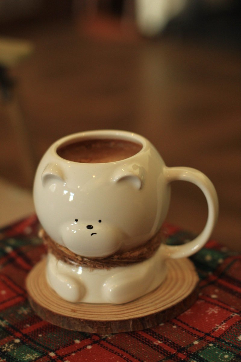 BenedictCayts's tweet photo. Just made warm matcha latte at 10pm, wrapped in my favorite knit blanket, and watching a old rom-com on the sofa—this tiny cozy win is all I need today. https://t.co/QeAAgzgEwd