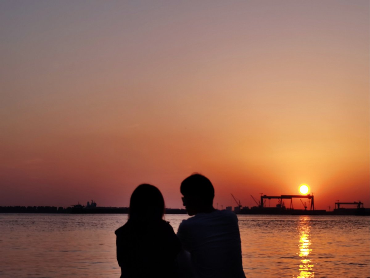 xDeliciousxX's tweet photo. Just finished watching the new indie romance film Sunset Pier and I’m still crying. The lead actors’ chemistry is insane—this is the cozy, heartfelt pick I didn’t know I needed this season. ， https://t.co/ziOyWEMLtH