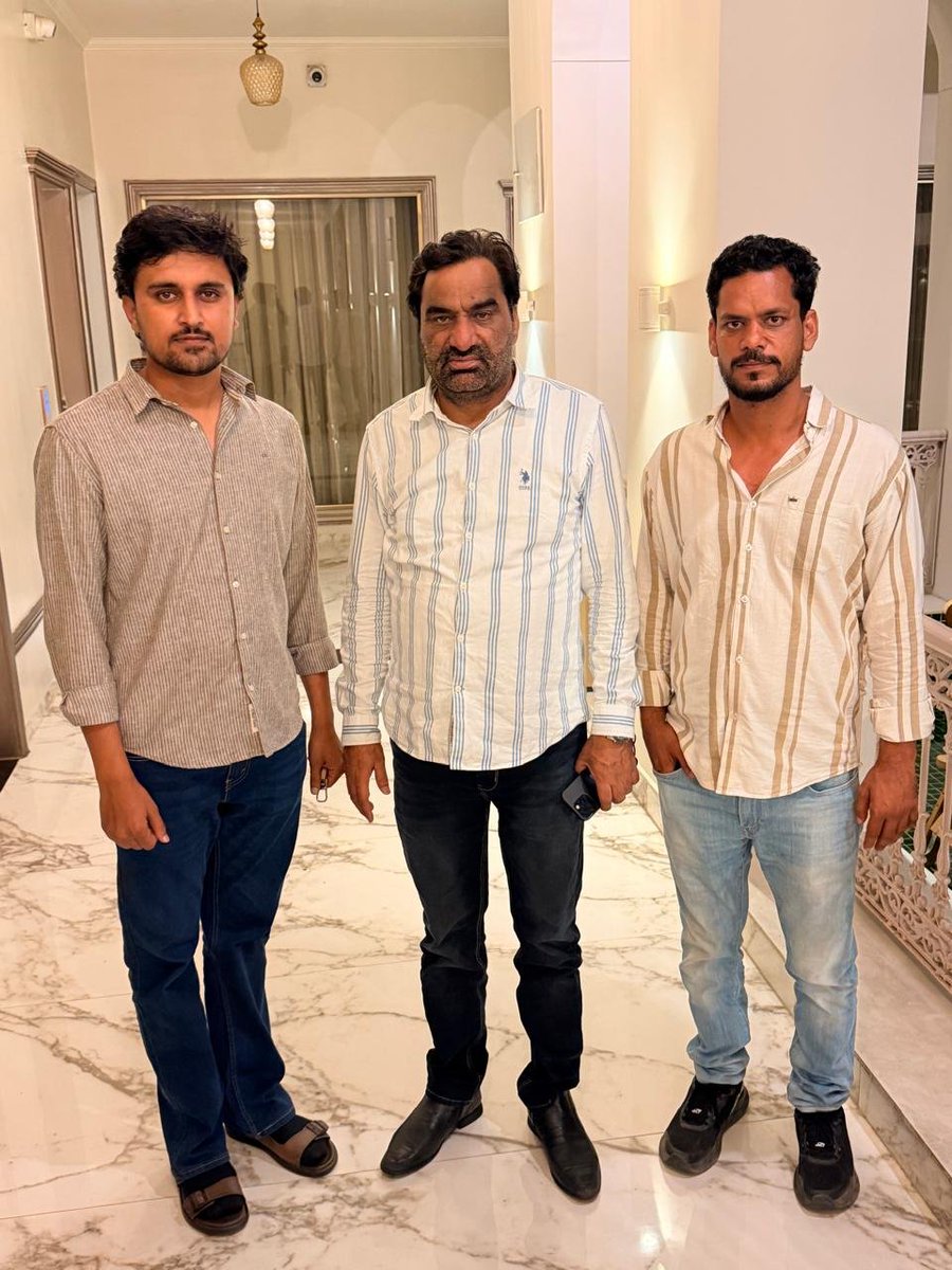 gulsherkhan04's tweet photo. देर रात्रि चुनाव में जीत के बाद बड़े भाईसाहब श्री @hanumanbeniwal जी के साथ आत्मीय भेंट हुई।
बड़े भाईसाहब का आशीर्वाद और मार्गदर्शन हमेशा नई ऊर्जा देता है।

संघर्ष से जीत तक—बड़े भाईसाहब का साथ और आशीर्वाद यूँ ही बना रहे।

गुलशेर खान 
@RLPINDIAorg https://t.co/0Br8PPjudy