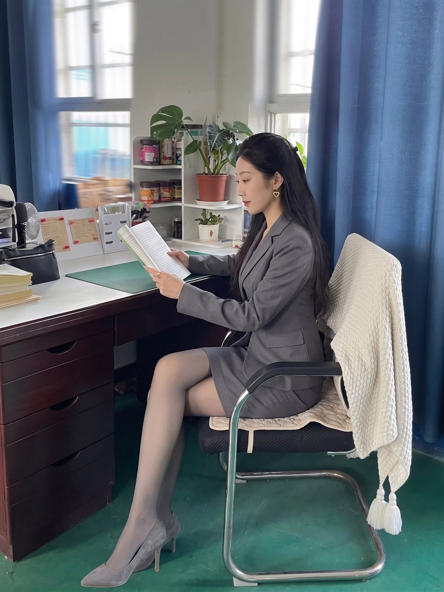 AndrewSteinfie1's tweet photo. 刚收完一堆乱七八糟的作业，现在终于可以脱了鞋解封一下，听说有人就喜欢这种味道？ https://t.co/fT6XB2kiOW