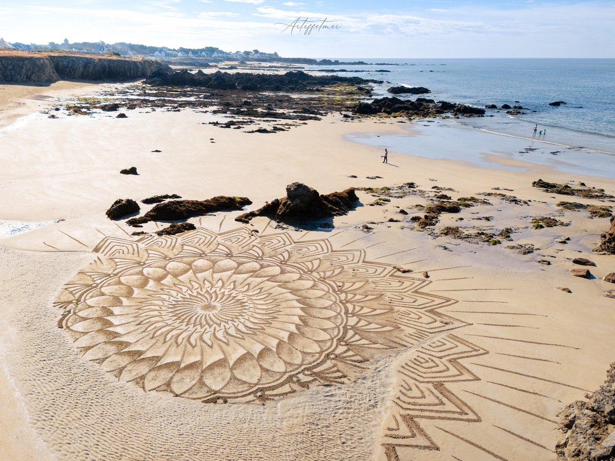 KayleenWeimx's tweet photo. Earlier this week, I went to draw a mandala on one of the beaches in Batz-sur-Mer! It was my first time drawing north of the Loire and trying out this new setting. I’m more used to creating my mandalas around Saint-Brevin, but I wanted a change of https://t.co/KxcRvVIMk8