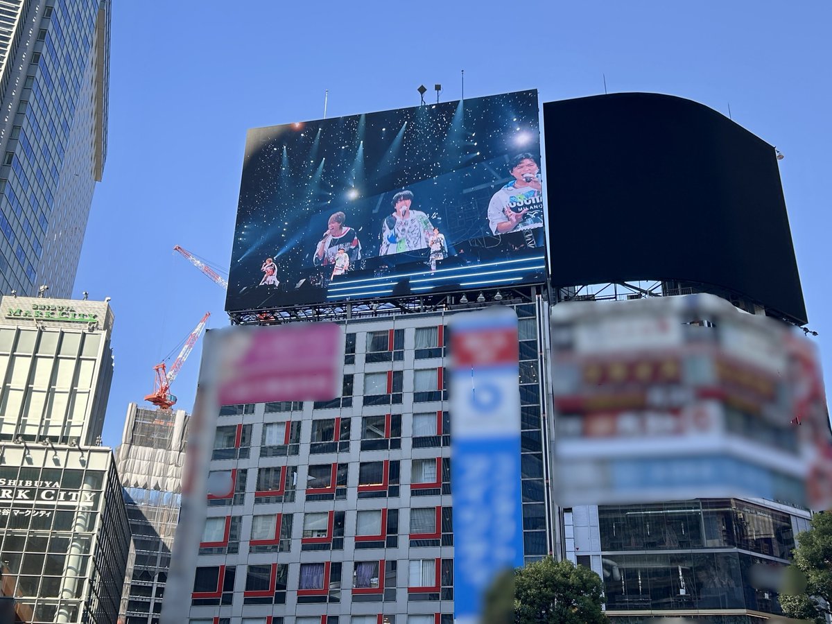 NEWS0915_music's tweet photo. ／
東京&大阪の街中も“変身”🏰
「NEWS LIVE TOUR 2025 変身」
ビジョン放映中!!!
＼

📍渋谷 スクランブルスクエアUCビジョン(ヒカリエへの連絡通路手前)
📍渋谷 シブハチヒットビジョン
📍道頓堀 ツタヤエビスバシヒットビジョン

🗓️放映期間：〜9/20(日)

※ご覧の際は通行の妨げにならないようご配慮をお願いいたします。
※ビル・周辺施設への直接のお問い合わせはご遠慮ください。

#NEWS結成23周年 の本日発売です✨
📀https://t.co/f4W1nIZYHG

#NEWS_変身