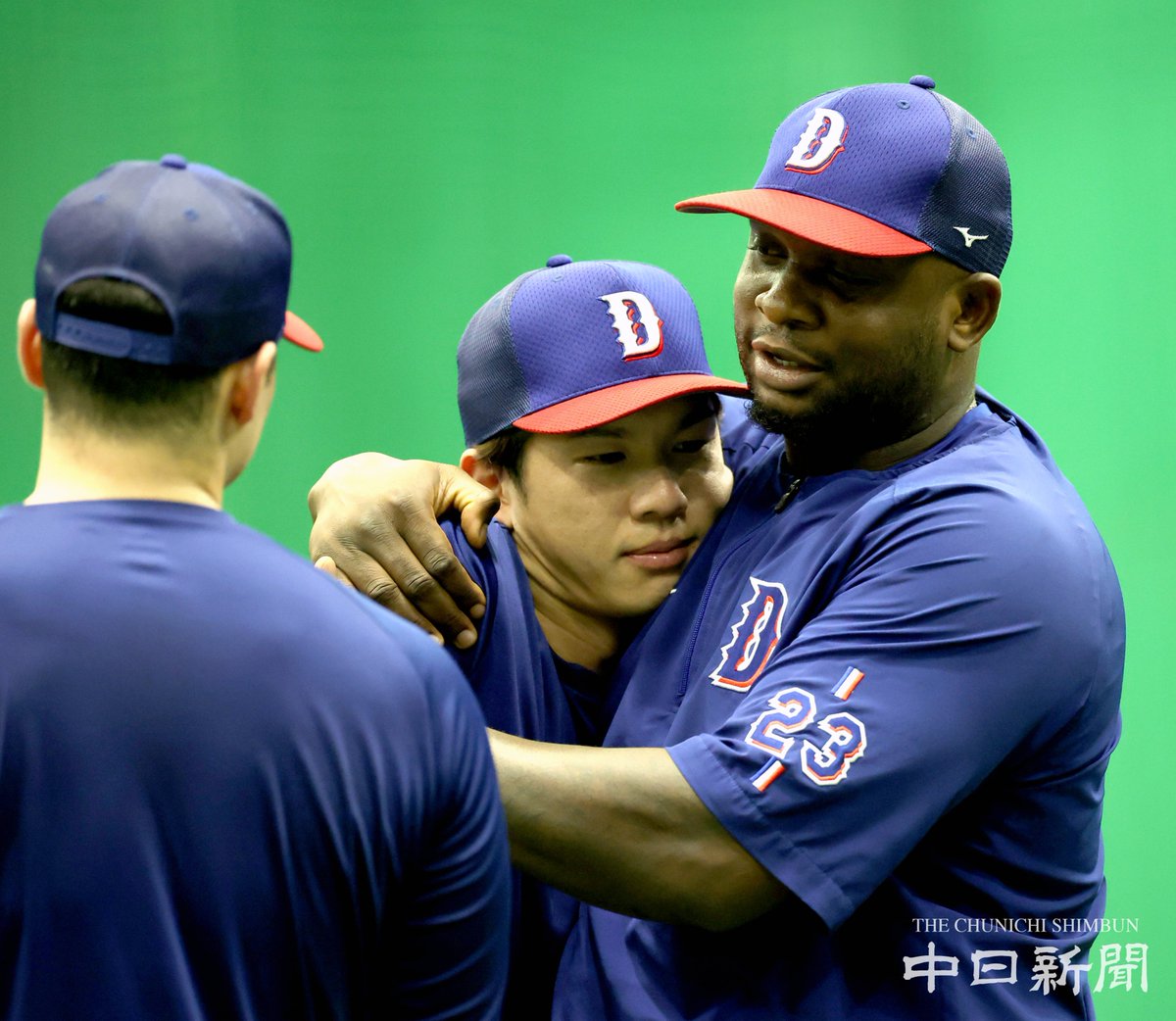 chunichiphoto's tweet photo. 【ドラゴンズ】福永選手に抱きつくサノー選手。左は細川選手 #中日新聞 #中日スポーツ https://t.co/wZLS8H4M6B