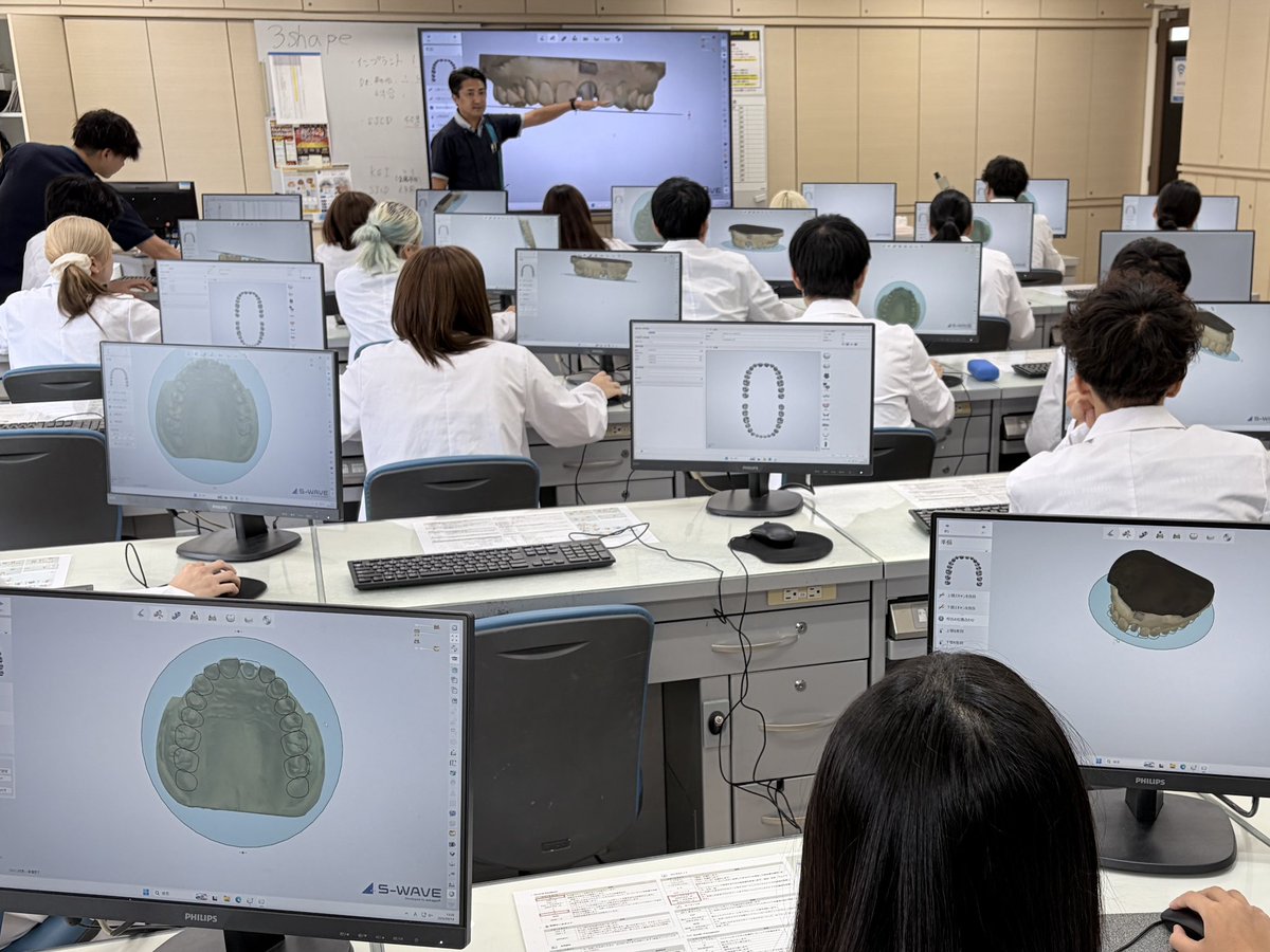 sdtc1976's tweet photo. I部1年生が
CAD/CAM というソフ��を使って、
歯の形をデザインする授業がありました👨‍💻🦷

まだ作業に慣れないなかで、
積極的に先生に質問しながら、
真剣に取り組んでいました👏✨

#歯科技工士 #専門学校 #授業 https://t.co/67WovyxvvB