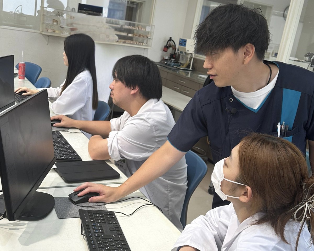 sdtc1976's tweet photo. I部1年生が
CAD/CAM というソフ��を使って、
歯の形をデザインする授業がありました👨‍💻🦷

まだ作業に慣れないなかで、
積極的に先生に質問しながら、
真剣に取り組んでいました👏✨

#歯科技工士 #専門学校 #授業 https://t.co/67WovyxvvB