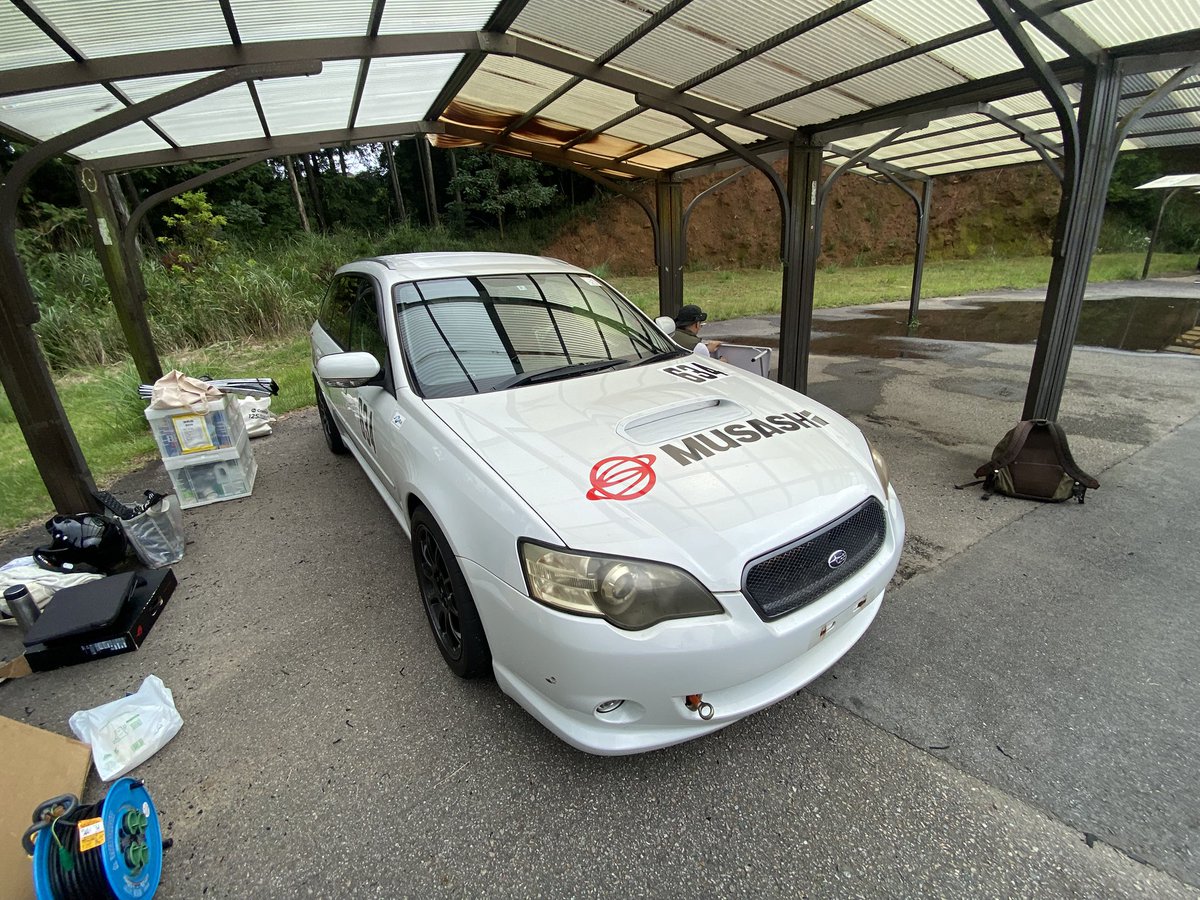 fishing_0806's tweet photo. そいえばこの土日で練習してたら
様子のおかしい車に遭遇

なんとEVのBPレガシィ！？

どうやら会社の部活動で
EV系のレースに出ているそう

モーターにスワップしてるのでクラッチも駆動系もそのまま笑
リーフ1.5台分のバッテリーで
車重は1.8t😇

走るロマンって感じで
いいものを見せてもらった🤤 https://t.co/mYeeqtppR4