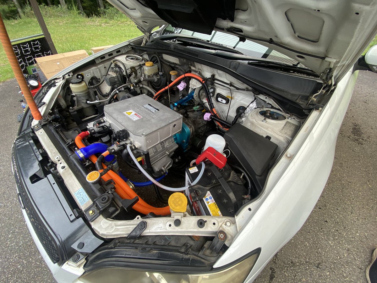 fishing_0806's tweet photo. そいえばこの土日で練習してたら
様子のおかしい車に遭遇

なんとEVのBPレガシィ！？

どうやら会社の部活動で
EV系のレースに出ているそう

モーターにスワップしてるのでクラッチも駆動系もそのまま笑
リーフ1.5台分のバッテリーで
車重は1.8t😇

走るロマンって感じで
いいものを見せてもらった🤤 https://t.co/mYeeqtppR4