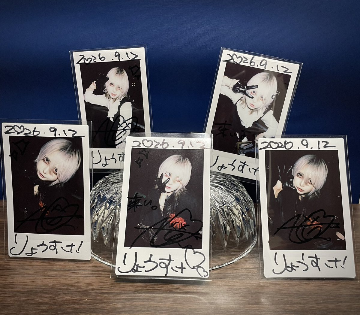 AtAokA____888's tweet photo. 友達にまた代行してもらった…!
生誕行きたかった…
あお様に会いに行きたかったんだよぉーーー!!!
今回もバイトでライブに行けなかったので、友達にサイン入りチェキを代行してもらいました!
生誕衣装のあお様も本当に素敵すぎる…✨
#青狂い #DaTuRa https://t.co/oSH3UufzT3