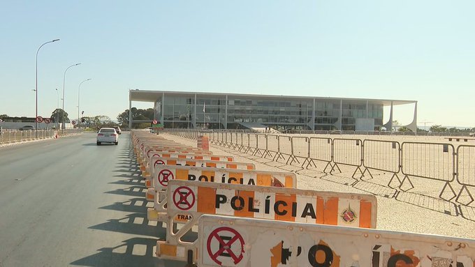 george1BR2's tweet photo. Praça dos Três Poderes será fechada para sessão do STF sobre Vorcaro e Moraes; atos em frente ao tribunal serão proibidos.

Um país onde a manifestação popular, num local público, que julga um servidor público por CORRUPÇÃO ATIVA, é PROIBIDA, já não é mais uma democracia. https://t.co/pLwHuOO9QH