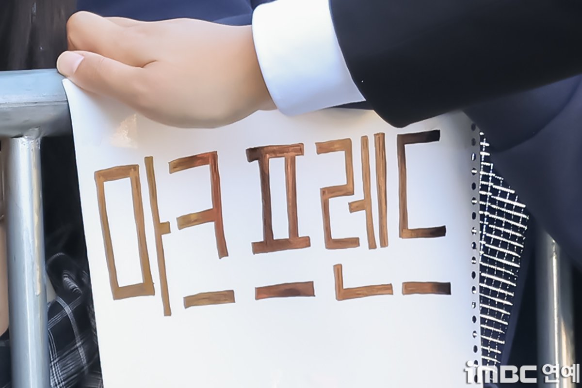 imbcenews's tweet photo. [포토] 마크는 우리 친구
#마크 #mark #marklee #랄프로렌 #iMBC연예

가수 마크 리(Mark Lee)가 15일 오후 서울 종로구에 위치한 한 미술관에서 열린 패션 브랜드 다큐 스크리닝 이벤트 행사에 참석해 포즈를 취하고 있다.

🔗https://t.co/4uCeLw4pDU https://t.co/kr9G3OqPxt