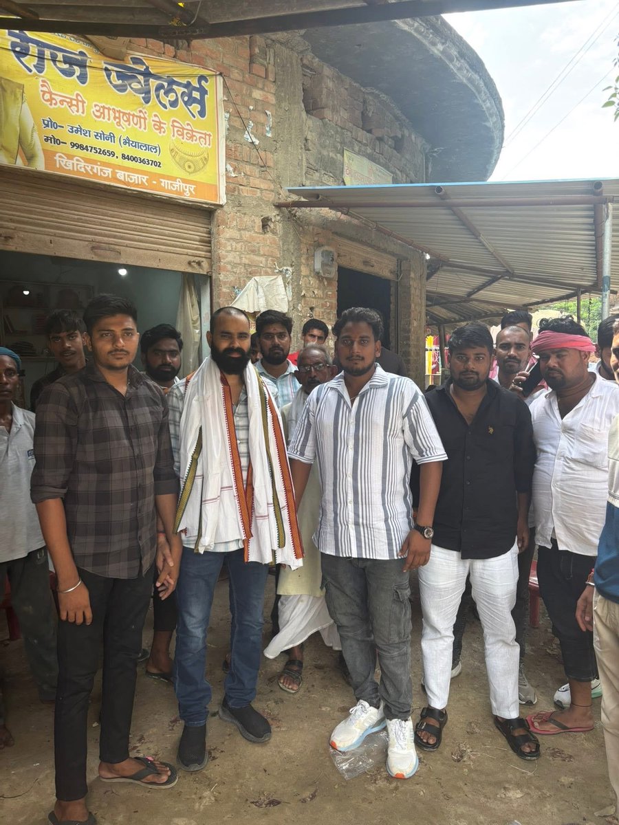 ranjeetmadhav's tweet photo. जनपद-गाजीपुर

समता पीजी कॉलेज के सम्मानित शिक्षक साथियों एवं क्षेत्र के स्नातक बंधुओं से आत्मीय मुलाकात कर आगामी स्नातक MLC चुनाव को लेकर विस्तृत चर्चा की।

आप सभी का स्नेह, विश्वास, सहयोग और आशीर्वाद ही हमारी सबसे बड़ी ताकत है।
स्नातकों के अधिकार और सम्मान की आवाज़ को सदन तक पहुँचाने का संकल्प निरंतर जारी रहेगा। 🙏

रंजीत यादव (माधव) PhD BHU
प्रत्याशी– स्नातक MLC वाराणसी खंड निर्वाचन क्षेत्र
#brøndby @yadavakhilesh @samajwadiparty @mediacellsp @aashishsy