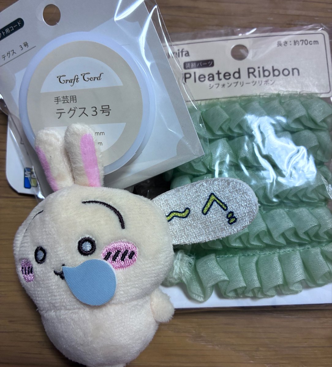 ichi0510ren's tweet photo. うさぎだらけくじのぬいぐるみバッジが家にあったから、作るか。昆布締め
でもリボンこれしかなかった… https://t.co/OVCG1N1yRr
