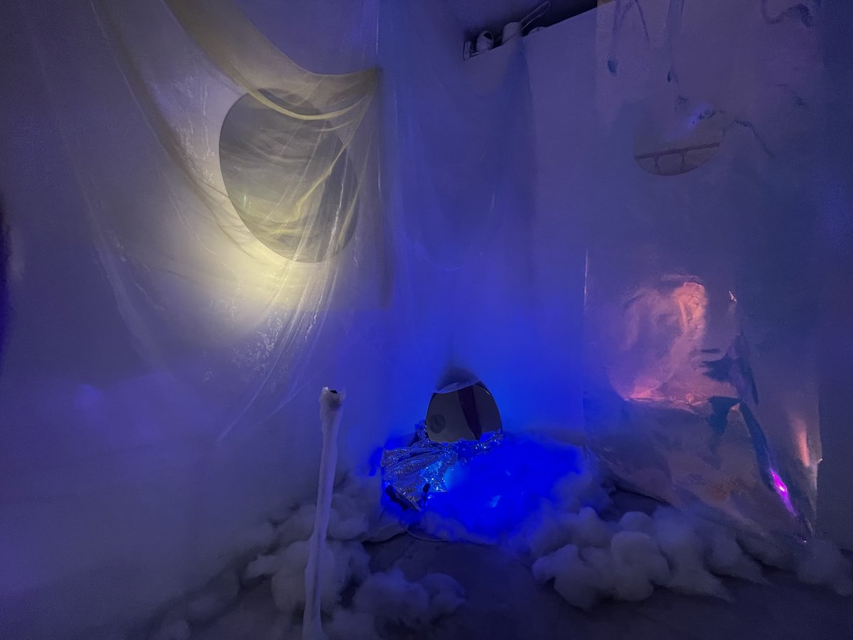 andlinks81's tweet photo. Yilun Zhan|占逸伦 個展
「境界|やわらかな — SOFT BOUNDARY」光に触れ、光の中を歩く。
見る位置や身体の動きによって色は重なり、空間は刻々と表情を変えていきます。9/15(火)〜9/19(土)
12:00〜18:00
#占逸伦 #SOFTBOUNDARY #LightArt #現代アート #GALLERYANDLINKS81 https://t.co/apIjen9Pho